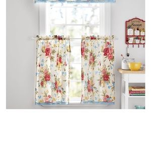 The Pioneer Woman Tier and Valance Set
